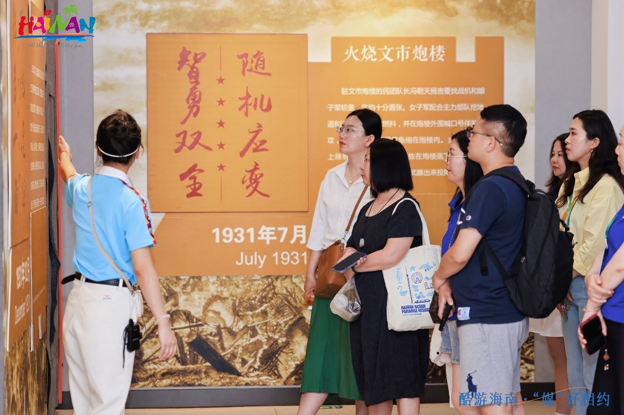 采風團聆聽講解員介紹紅色娘子軍事跡。主辦方供圖