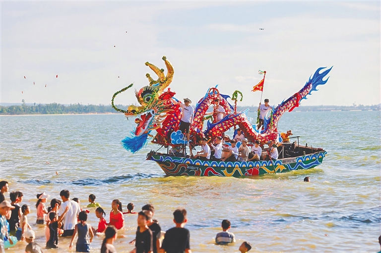 “海龍舟”送來“旅游飯”