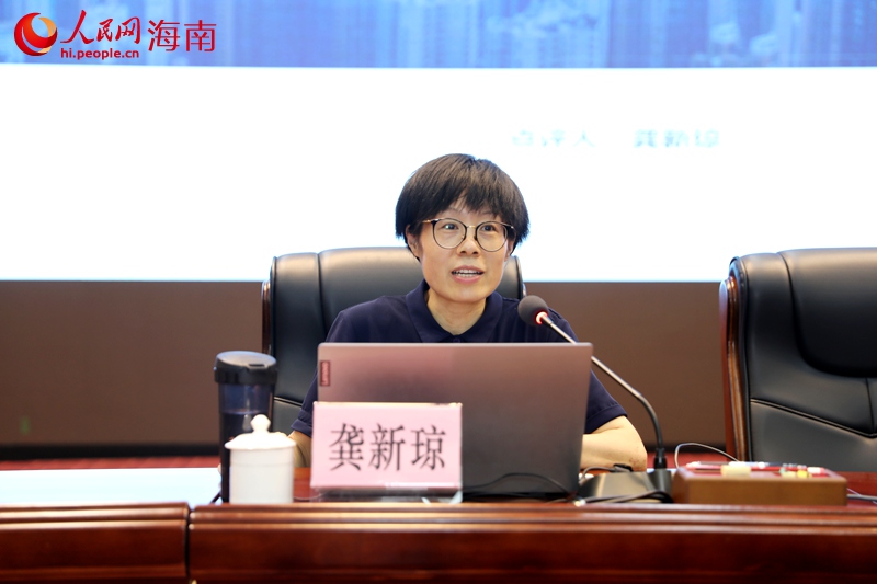 海南師范大學新聞傳播與影視學院教授、碩士研究生導師龔新瓊對圖文類作品進行點評。人民網記者 符武平攝