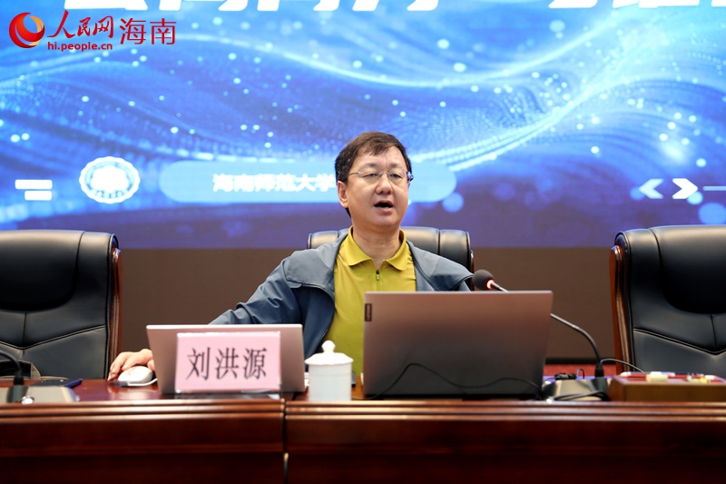 海南師范大學新聞傳播與影視學院教授、正高級編輯劉洪源現場點評視頻類作品。人民網記者 符武平攝