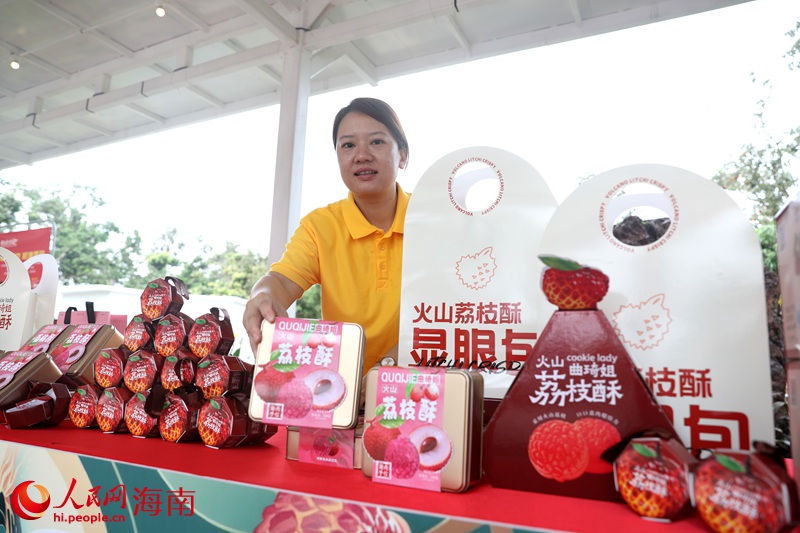 當(dāng)?shù)亻_發(fā)荔枝食品，走俏市場。人民網(wǎng)記者 符武平攝