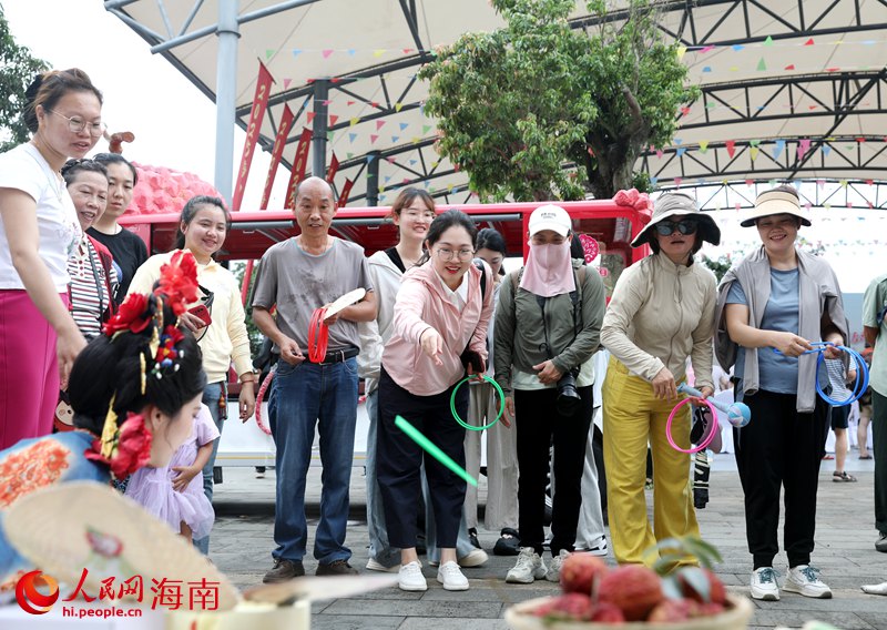 荔枝文化節活動現場，游客參與游戲獲得荔枝。人民網記者 符武平攝