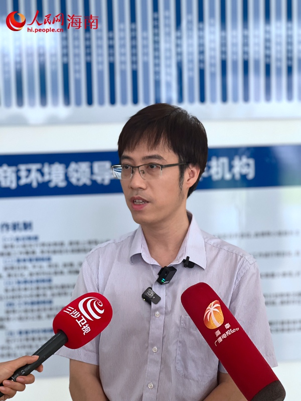 海南省營商環境建設廳政務監管處處長廖忠芳接受媒體采訪。人民網記者 李學山攝