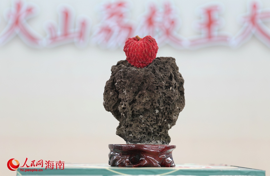 單果拍出6.8萬元的“荔枝王”。人民網(wǎng)記者 符武平攝
