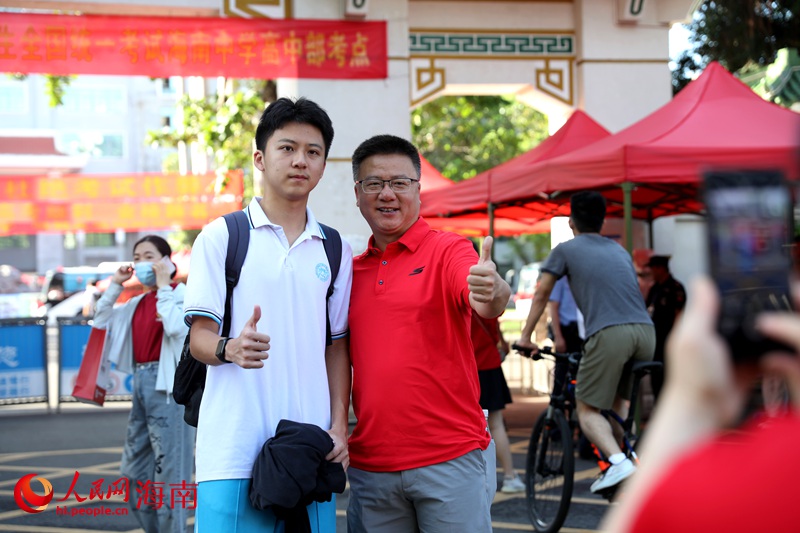 家長給考生加油打氣。人民網(wǎng)記者 符武平攝