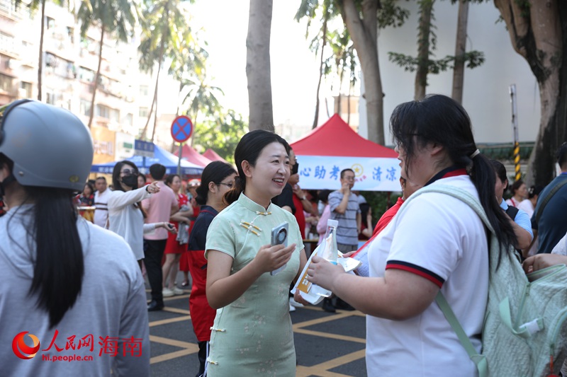 家長為考生準(zhǔn)備考試用品。人民網(wǎng)記者 符武平攝