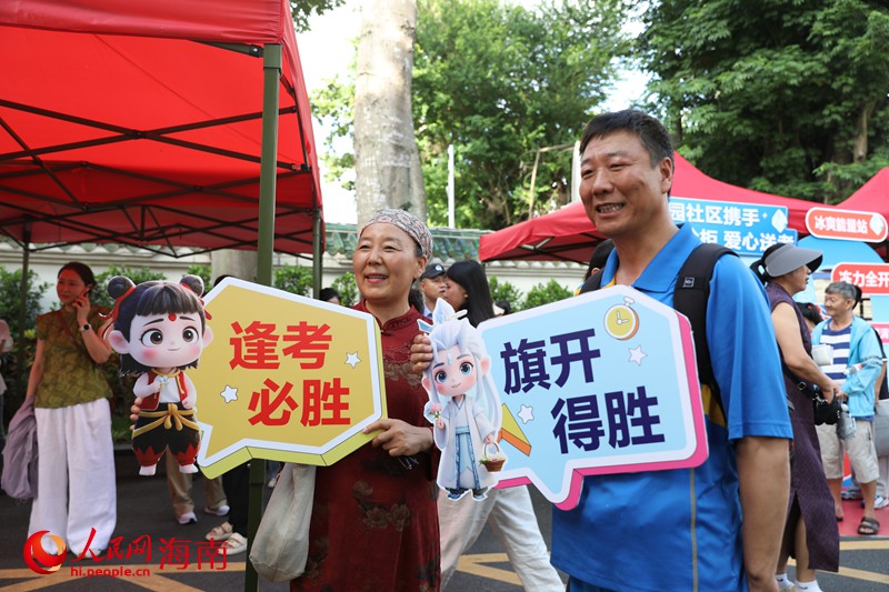 考場外，家長為考生加油。人民網記者 符武平攝