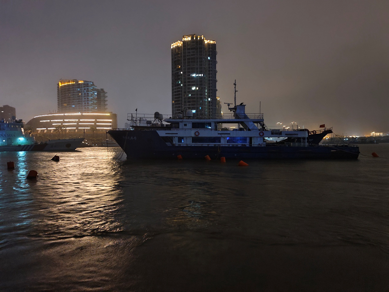 “海巡11303”船（左）趕到事發水域開展處置。三亞海事局供圖