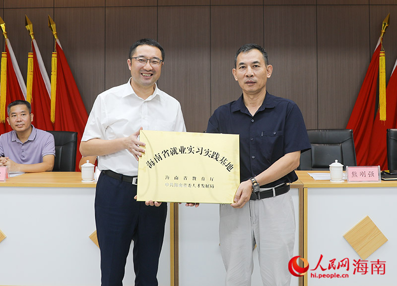 授牌儀式現(xiàn)場。人民網(wǎng)記者 牛良玉攝