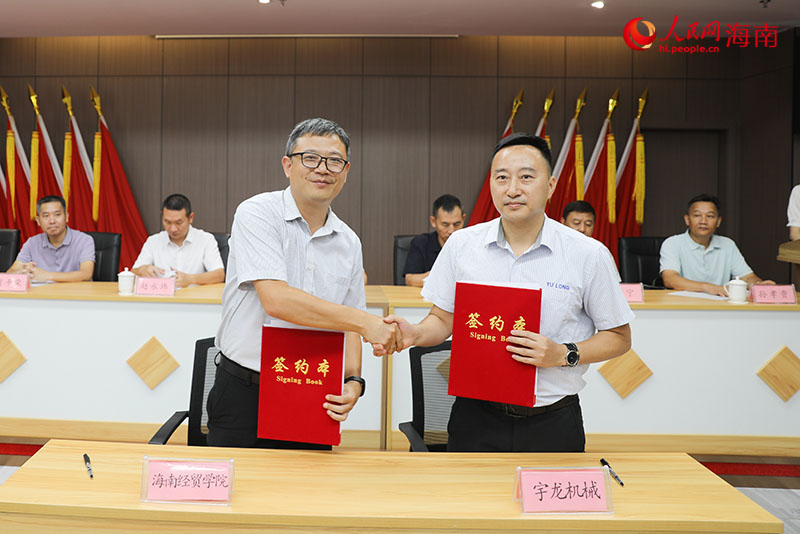 校企合作簽約現(xiàn)場。人民網(wǎng)記者 牛良玉攝.jpg