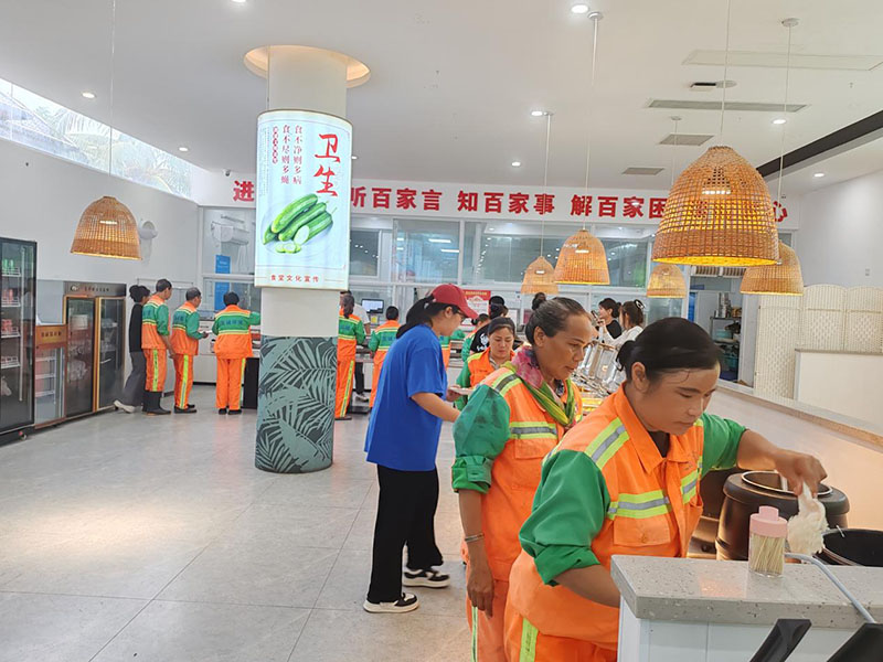 村辦食堂內，大家正有序用餐。博后村委會供圖