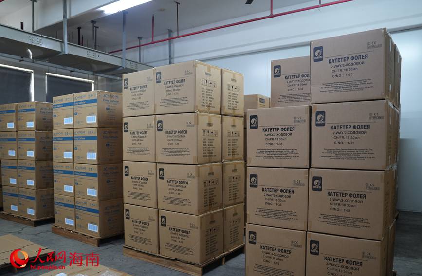 已經完成打包的乳膠導尿管產品即將銷往國內3000多家醫院和110個國家及地區。人民網記者符武平攝