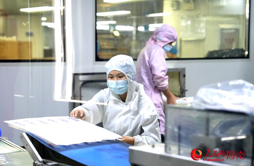 工作人員正在打包乳膠導尿管產品。人民網記者 符武平攝