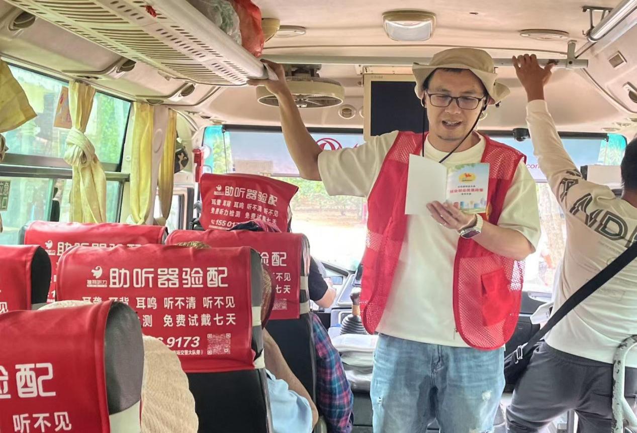 驛站工作人員在車上為村民講解樂東就業創業政策。萬沖就業驛站供圖