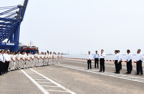 2022年4月10日至13日，中共中央總書記、國家主席、中央軍委主席習近平在海南考察。這是12日上午，習近平在洋浦國際集裝箱碼頭小鏟灘港區，同現場作業人員、掛職干部代表等親切交流。新華社記者 燕雁 攝