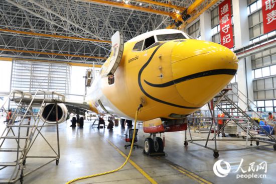 　海南自貿港一站式飛機維修產業基地，一架來自泰國的飛機正在檢修。人民網記者 孟凡盛攝