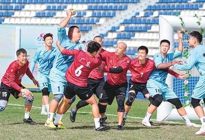 11月25日，貴州隊選手在花炮比賽中突破。新華社記者 晉美多吉攝