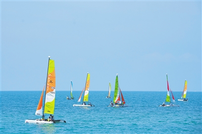 5月3日，2025中國家庭帆船賽·三亞站在天涯區海虹廣場附近海域啟航。  圖/海南日報全媒體記者 王程龍  文/海南日報全媒體記者 李夢楠